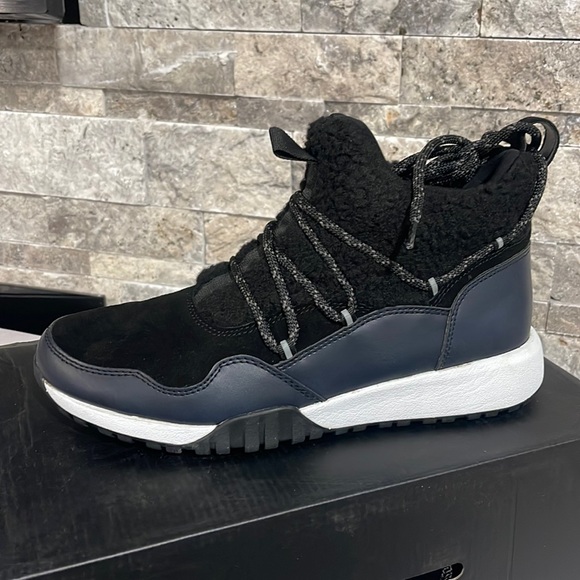 Sneakers - Picture 1 of 5